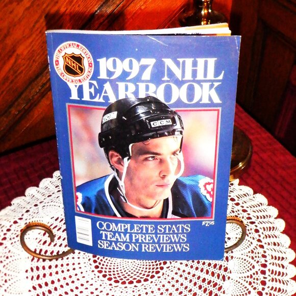 *** The OFFICIAL 1997 NHL YEARBOOK ***  232 Pages - Picture 1 of 1